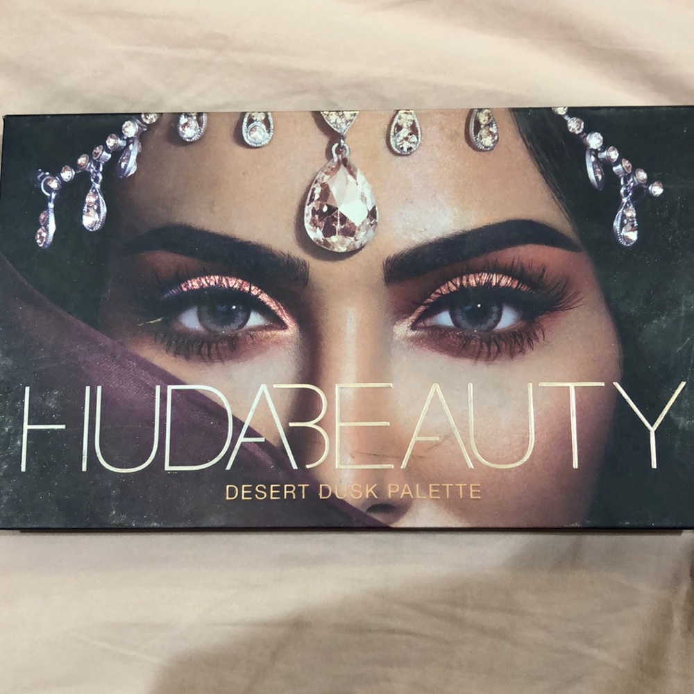 Hardy used HUDA BEAUTY desert dusk pallet